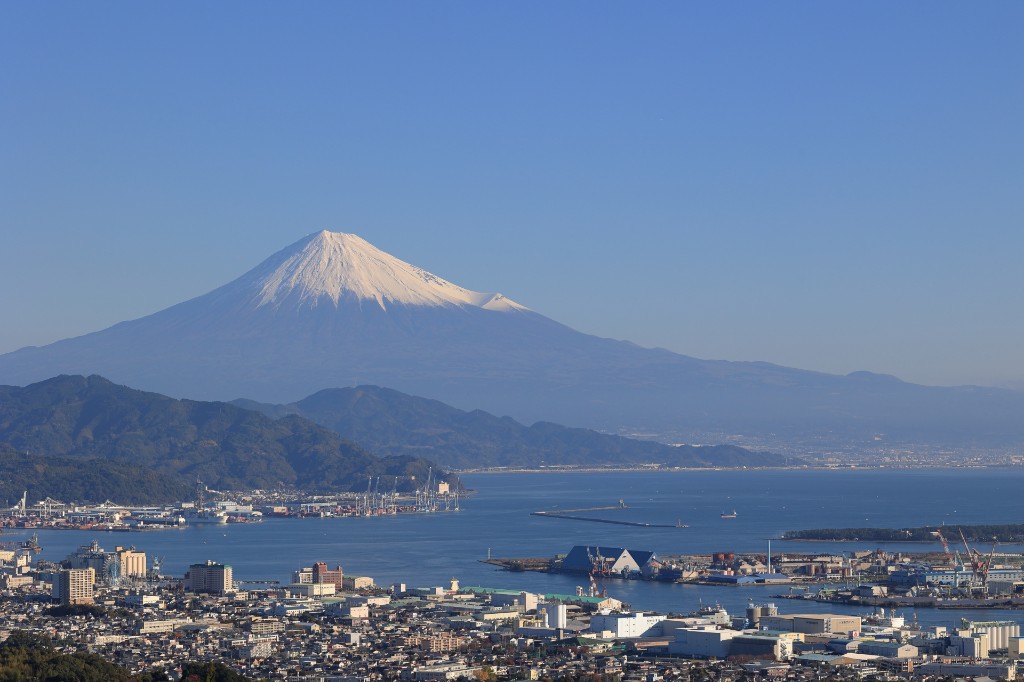 富士山と静岡の港を望む風景